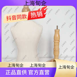 上海女模特與寵物衣架 時尚、溫情與創意的交織
